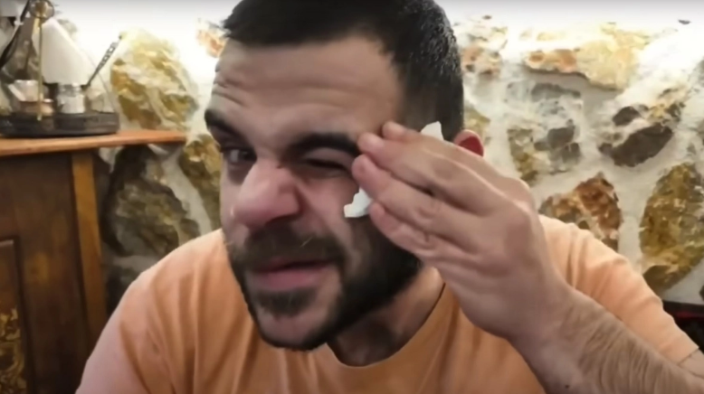 Live ξυλοδαρμός γνωστού YouTuber σε καφετέρια στα Ιωάννινα