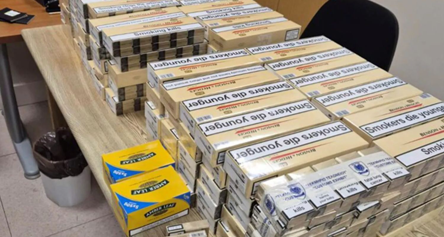 Χειροπέδες σε Βρετανό: Τον «τσάκωσαν» με εκατοντάδες κούτες τσιγάρων στις αποσκευές του - Δείτε φωτογραφίες