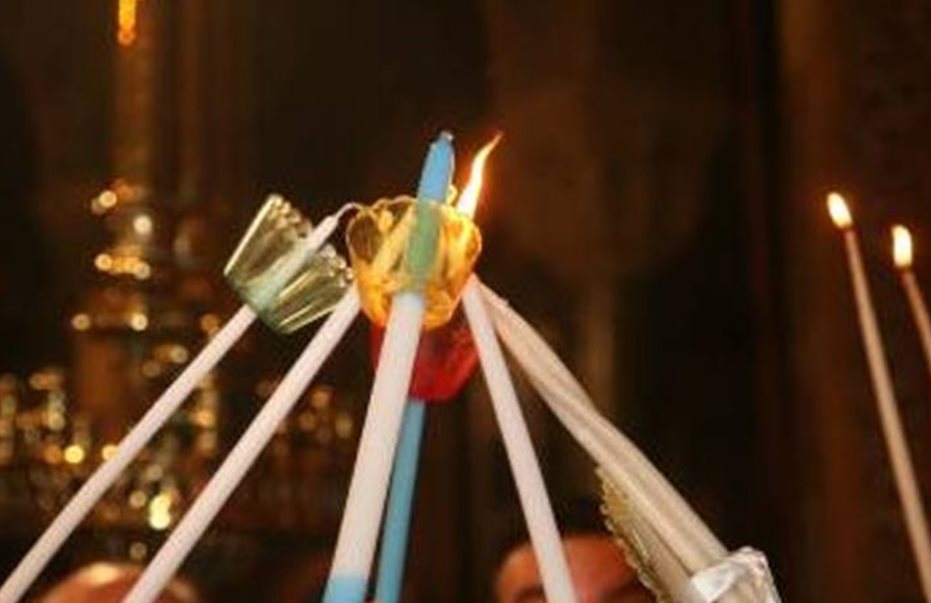 &Phi;&omega;&tau;&iota;έ&sigmaf; &sigma;&epsilon; &delta;ύ&omicron; &sigma;&pi;ί&tau;&iota;&alpha; &alpha;&pi;ό &alpha;&pi;ό &alpha;&nu;&alpha;&mu;&mu;έ&nu;&alpha; &kappa;&epsilon;&rho;&iota;ά &tau;&omicron; &beta;&rho;ά&delta;&upsilon; &tau;&eta;&sigmaf; &Alpha;&nu;ά&sigma;&tau;&alpha;&sigma;&eta;&sigmaf; - &Sigma;&tau;&omicron; &nu;&omicron;&sigma;&omicron;&kappa;&omicron;&mu;&epsilon;ί&omicron; &delta;ύ&omicron; &pi;&rho;ό&sigma;&omega;&pi;&alpha;