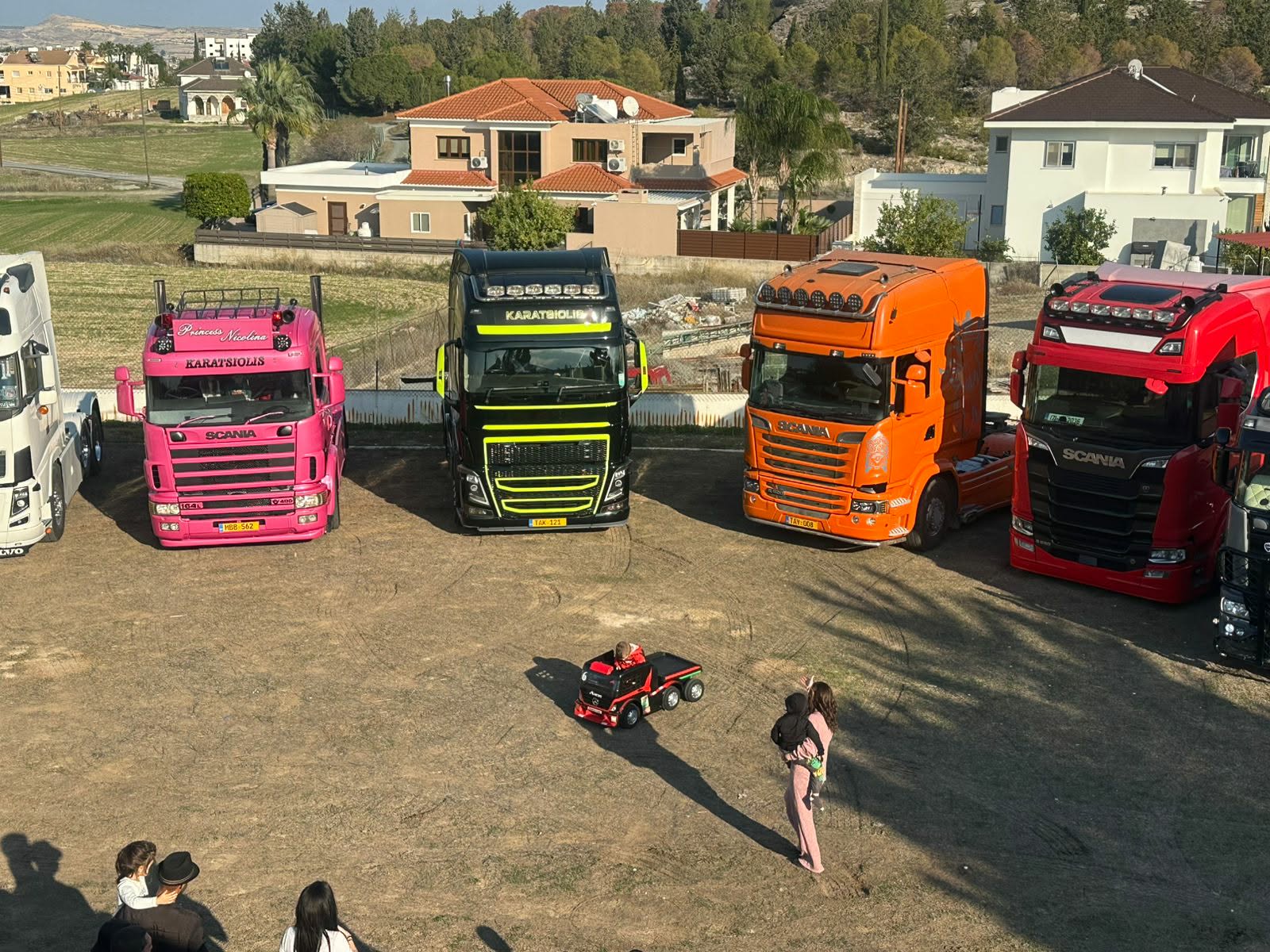 Δεκάδες φορτηγά πραγματοποίησαν την ευχή του μικρού Άγγελου ο οποίος παλεύει με τον καρκίνο