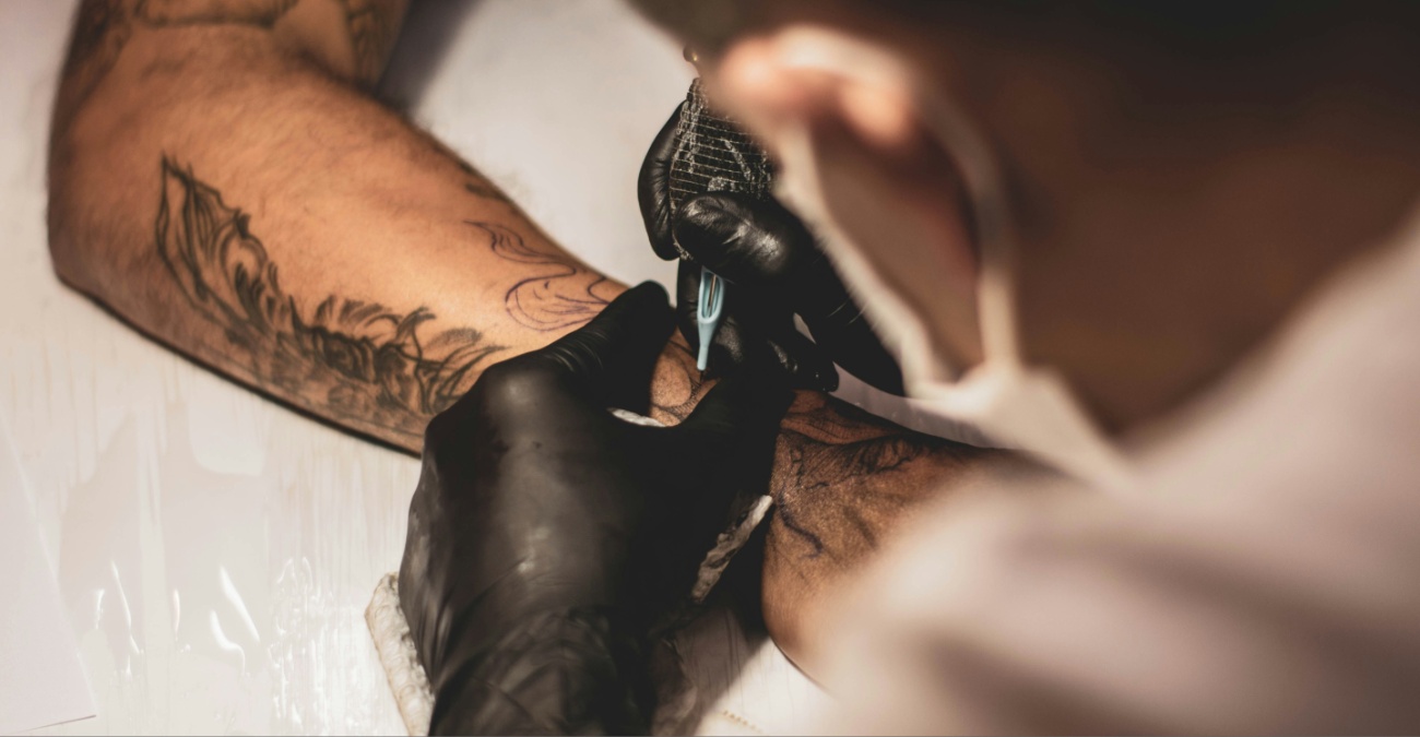Τέλος τα «υπόγεια» tattoo – Νέοι αυστηροί κανόνες για καλλιτέχνες και piercing σε δημόσια διαβούλευση
