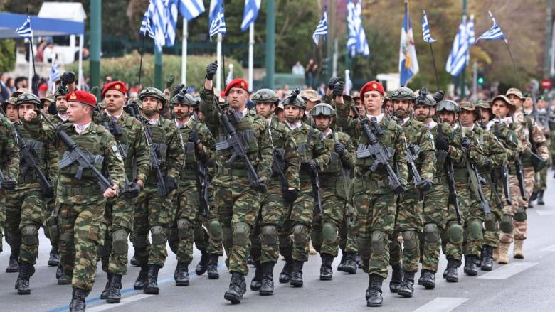 Live εικόνα από την μεγάλη στρατιωτική παρέλαση στην Αθήνα για την 25η Μαρτίου - Πλήθος κόσμου, ένστολοι και άρματα