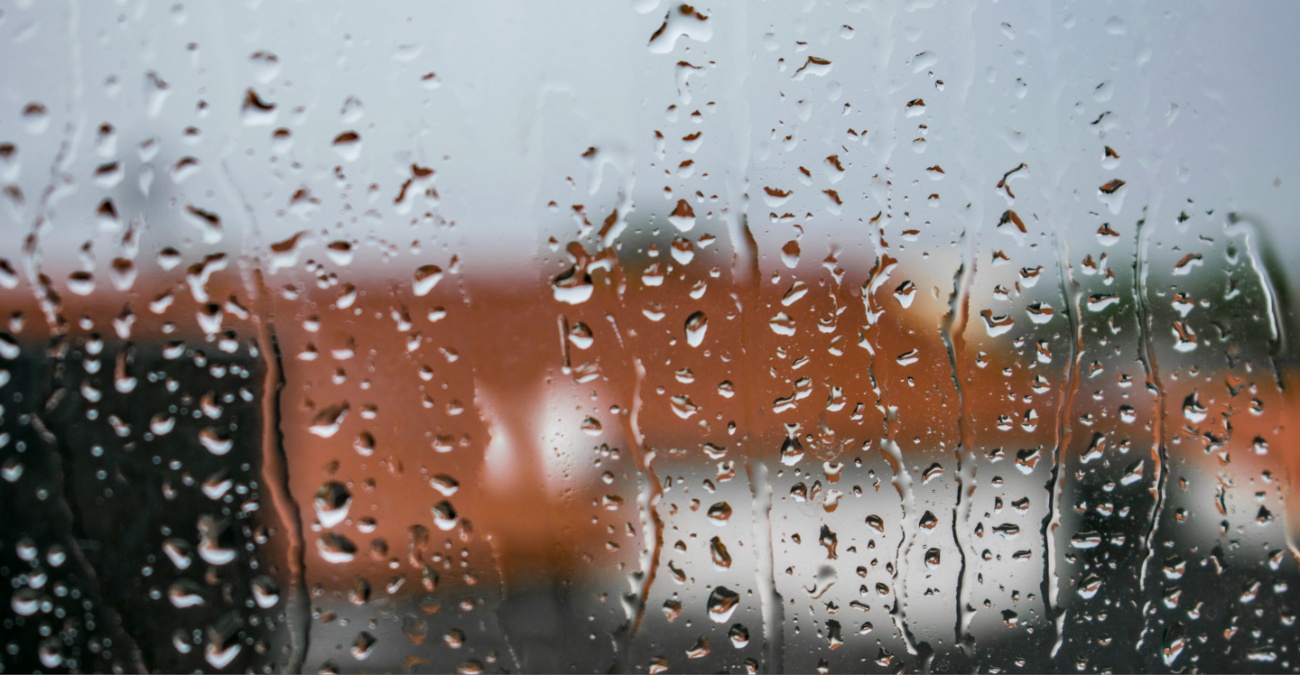 Βγάλτε τις ομπρέλες: Μετά την ομίχλη, έρχονται καταιγίδες – Το σκηνικό του καιρού μέχρι την Πρωτομαγιά