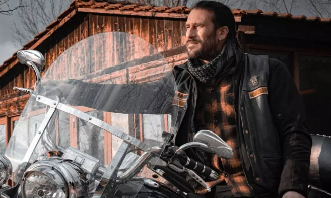 &Alpha;&pi;ό&sigma;&tau;&omicron;&lambda;&omicron;&sigmaf; &Mu;&pi;&alpha;&chi;&alpha;&rho;ί&delta;&eta;&sigmaf;: &Epsilon;&rho;&omega;&tau;&epsilon;&upsilon;&mu;έ&nu;&omicron;&sigmaf; &sigma;&tau;&eta;&nu; &Xi;ά&nu;&theta;&eta; &omicron; &pi;&rho;&omega;&tau;&alpha;&gamma;&omega;&nu;&iota;&sigma;&tau;ή&sigmaf; &tau;&eta;&sigmaf; &sigma;&epsilon;&iota;&rho;ά&sigmaf; &laquo;&Eta; &tau;&omicron;ύ&rho;&tau;&alpha; &tau;&eta;&sigmaf; &mu;&alpha;&mu;ά&sigmaf;&raquo;