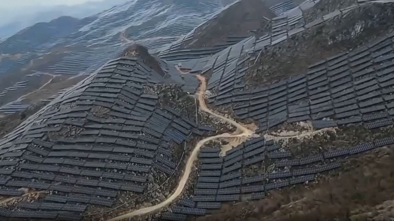 &Alpha;&pi;ό&kappa;&omicron;&sigma;&mu;&epsilon;&sigmaf; &epsilon;&iota;&kappa;ό&nu;&epsilon;&sigmaf;, &laquo;έ&nu;&tau;&upsilon;&sigma;&alpha;&nu;&raquo; &omicron;&lambda;ό&kappa;&lambda;&eta;&rho;&alpha; &beta;&omicron;&upsilon;&nu;ά &mu;&epsilon; &phi;&omega;&tau;&omicron;&beta;&omicron;&lambda;&tau;&alpha;ϊ&kappa;ά, &delta;&epsilon;ί&tau;&epsilon; &beta;ί&nu;&tau;&epsilon;&omicron;