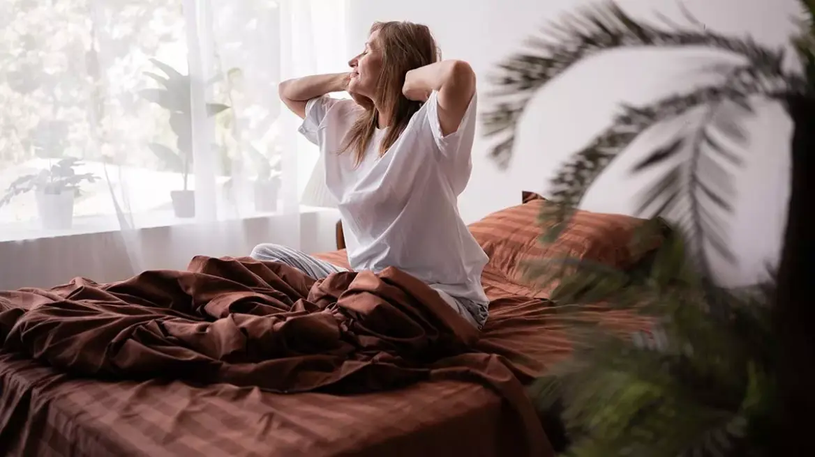 Γιατί ξυπνάμε νωρίτερα όσο μεγαλώνουμε; Οι επιστήμονες έχουν την απάντηση