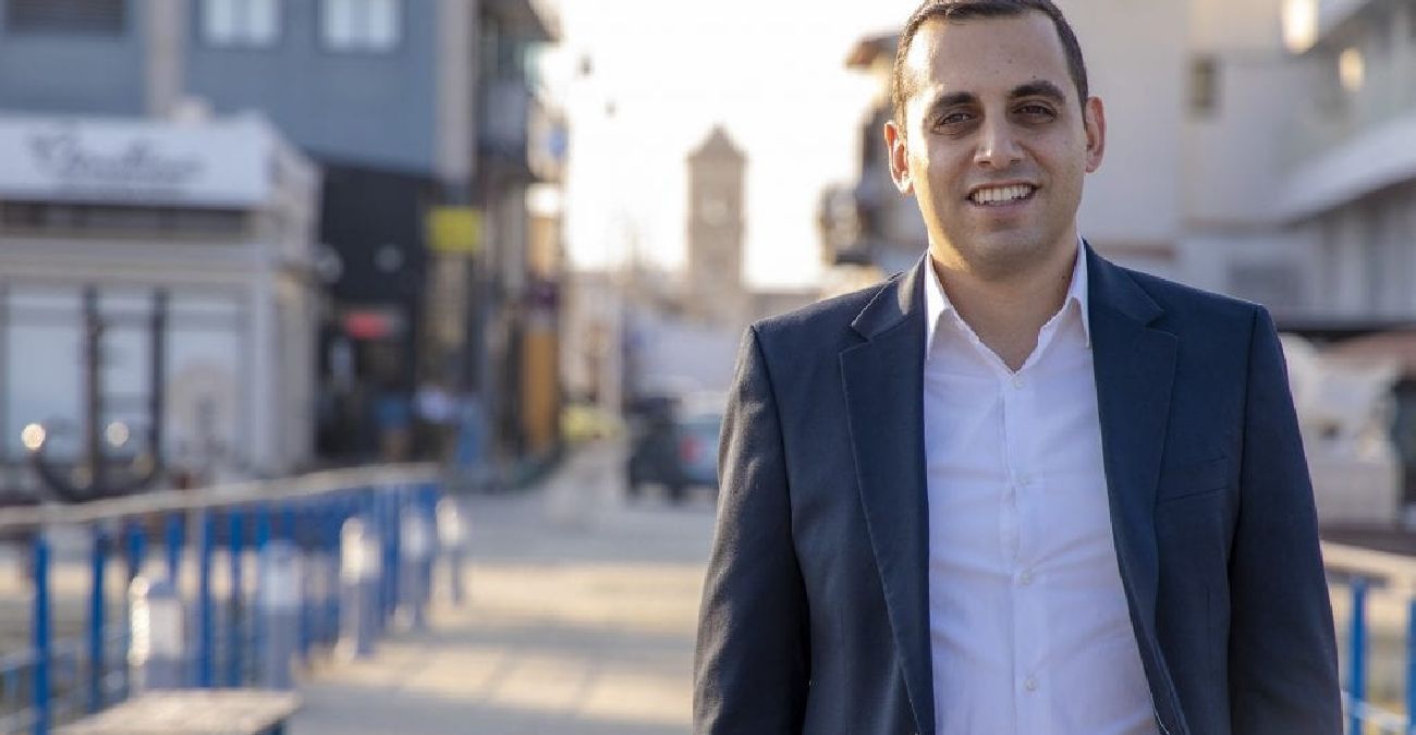 &Pi;έ&rho;&alpha; &alpha;&pi;ό &tau;&alpha; &lambda;&omicron;&upsilon;&lambda;&omicron;ύ&delta;&iota;&alpha; &kappa;&alpha;&iota; &tau;&alpha; &delta;ώ&rho;&alpha;: &Tau;&omicron; &omicron;&upsilon;&sigma;&iota;&alpha;&sigma;&tau;&iota;&kappa;ό &mu;ή&nu;&upsilon;&mu;&alpha; &tau;&omicron;&upsilon; &Alpha;&nu;&delta;&rho;έ&alpha; &Alpha;&pi;&omicron;&sigma;&tau;ό&lambda;&omicron;&upsilon; &gamma;&iota;&alpha; &tau;&eta;&nu; &eta;&mu;έ&rho;&alpha; &tau;&omega;&nu; &epsilon;&rho;&omega;&tau;&epsilon;&upsilon;&mu;έ&nu;&omega;&nu;