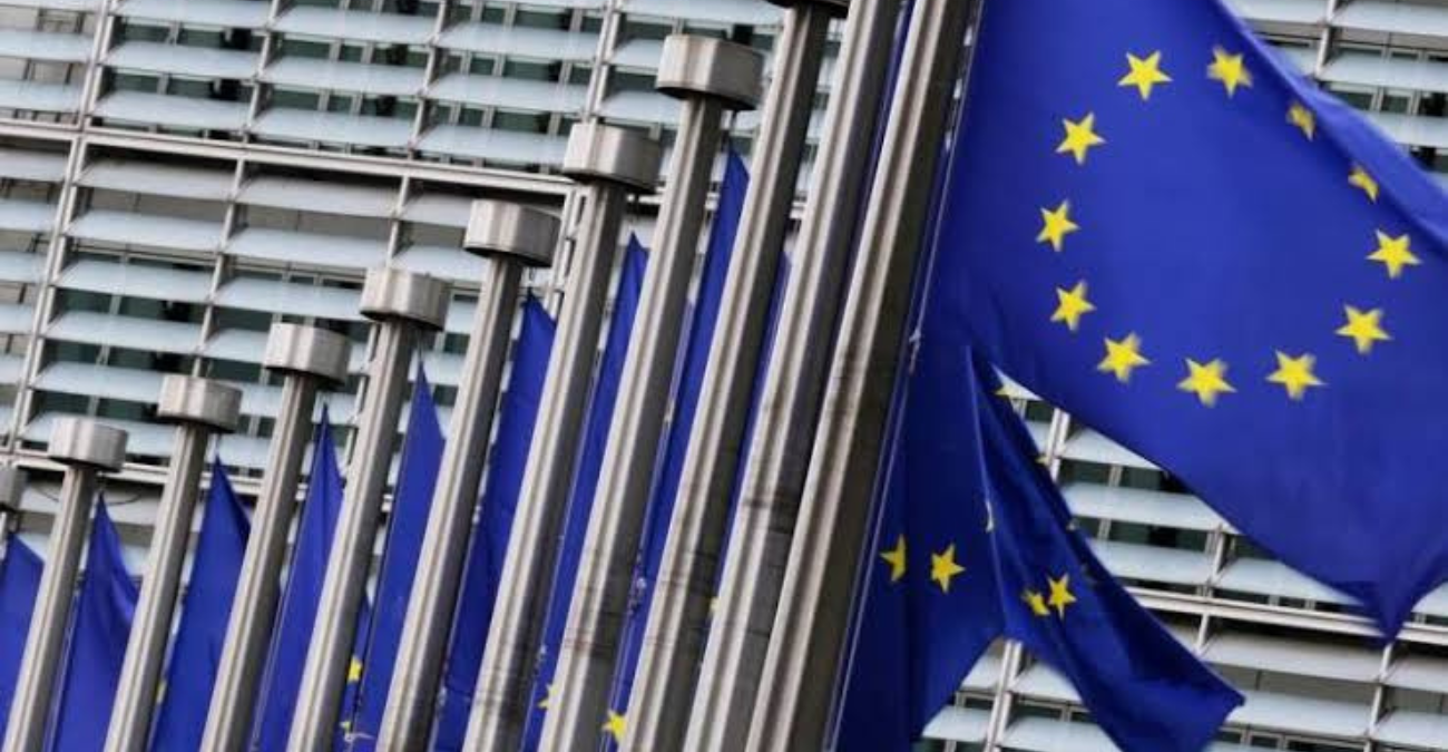 &Alpha;&pi;ό&phi;&alpha;&sigma;&eta; &tau;&omega;&nu; &laquo;27&raquo;: &Sigma;&tau;&omicron; &tau;&rho;&alpha;&pi;έ&zeta;&iota; &tau;&omicron; &Kappa;&upsilon;&pi;&rho;&iota;&alpha;&kappa;ό &kappa;&alpha;&iota; &omicron;&iota; &sigma;&chi;έ&sigma;&epsilon;&iota;&sigmaf; &mu;&epsilon; &tau;&eta;&nu; &Tau;&omicron;&upsilon;&rho;&kappa;ί&alpha;