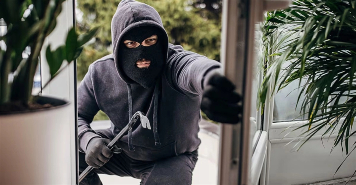 &Alpha;&upsilon;&tau;ό &epsilon;ί&nu;&alpha;&iota; &tau;&omicron; &pi;&rho;ώ&tau;&omicron; &delta;&omega;&mu;ά&tau;&iota;&omicron; &pi;&omicron;&upsilon; &psi;ά&chi;&nu;&omicron;&upsilon;&nu; &omicron;&iota; &kappa;&lambda;έ&phi;&tau;&epsilon;&sigmaf; ό&tau;&alpha;&nu; &mu;&pi;&alpha;ί&nu;&omicron;&upsilon;&nu; &sigma;&epsilon; έ&nu;&alpha; &sigma;&pi;ί&tau;&iota; - &Pi;&omega;&sigmaf; &nu;&alpha; &tau;&omicron;&upsilon;&sigmaf; &xi;&epsilon;&gamma;&epsilon;&lambda;ά&sigma;&epsilon;&tau;&epsilon;