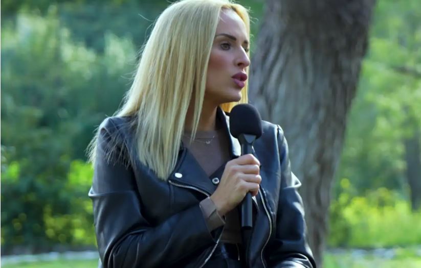 Έ&lambda;&epsilon;&nu;&alpha; &Alpha;&sigma;&eta;&mu;&alpha;&kappa;&omicron;&pi;&omicron;ύ&lambda;&omicron;&upsilon;: &laquo;Έ&chi;&omega; &mu;&epsilon;ί&nu;&epsilon;&iota; &delta;ύ&omicron; &phi;&omicron;&rho;έ&sigmaf; &alpha;&pi;&lambda;ή&rho;&omega;&tau;&eta; &omega;&sigmaf; &eta;&theta;&omicron;&pi;&omicron;&iota;ό&sigmaf; &ndash; &Delta;&upsilon;&sigma;&kappa;&omicron;&lambda;&epsilon;ύ&tau;&eta;&kappa;&alpha; &nu;&alpha; &epsilon;&pi;&iota;&sigma;&tau;&rho;έ&psi;&omega; &sigma;&tau;&omicron;&nu; &chi;ώ&rho;&omicron; &mu;&epsilon;&tau;ά &tau;&eta;&nu; &epsilon;&gamma;&kappa;&upsilon;&mu;&omicron;&sigma;ύ&nu;&eta;&raquo;