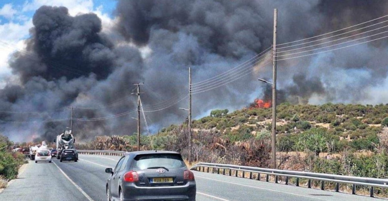 Παραμένουν κλειστοί δρόμοι στην επαρχία Λεμεσού λόγω πυρκαγιάς Παραμένουν κλειστοί δρόμοι στην επαρχία Λεμεσού λόγω πυρκαγιάς