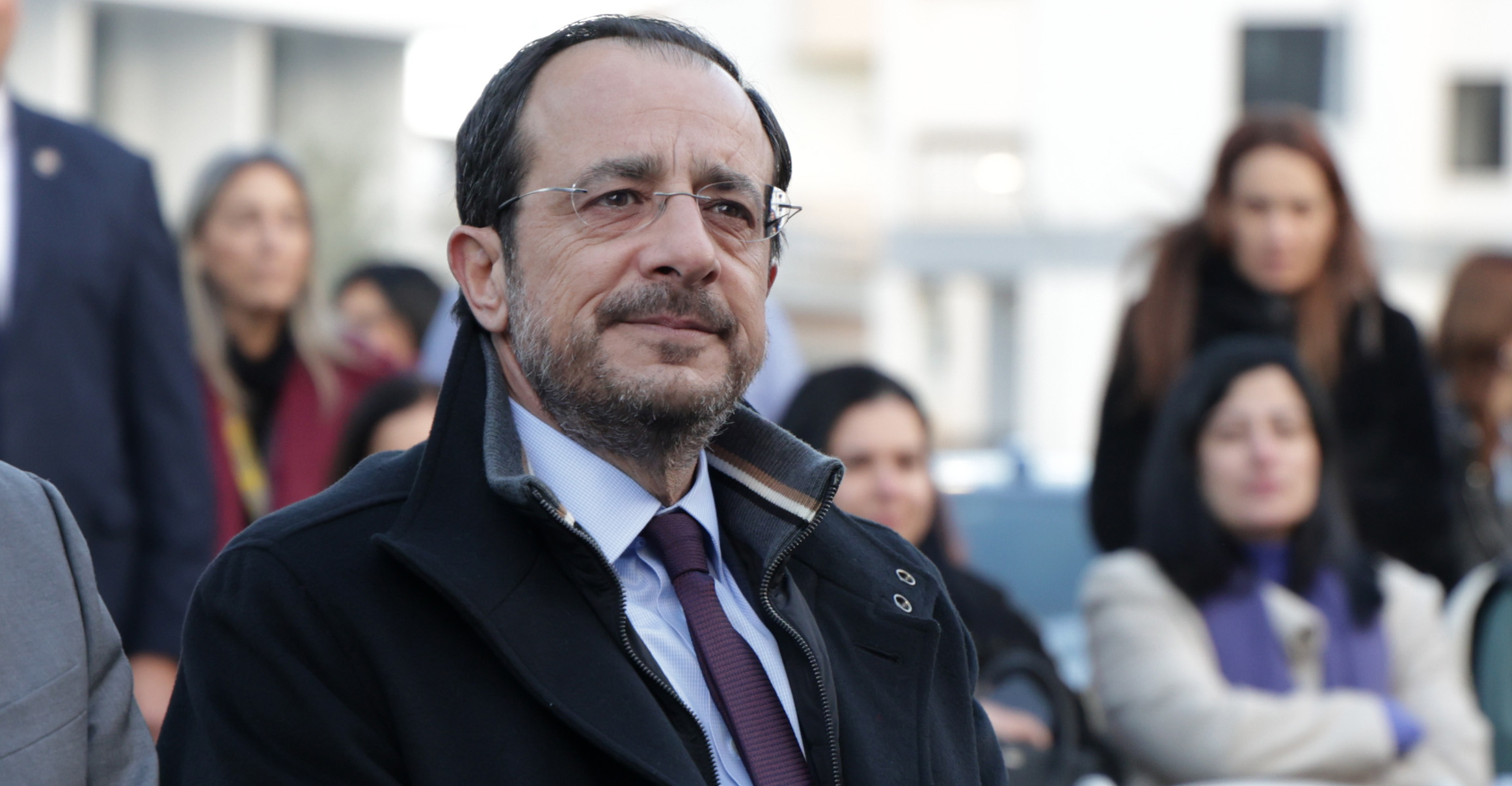 LIVE &epsilon;&iota;&kappa;ό&nu;&alpha;: &Pi;&alpha;&rho;&omicron;&upsilon;&sigma;&iota;ά&zeta;&epsilon;&iota; &tau;&iota;&sigmaf; &pi;&rho;&omicron;&tau;&epsilon;&rho;&alpha;&iota;ό&tau;&eta;&tau;&epsilon;&sigmaf; &tau;&eta;&sigmaf; &Kappa;&upsilon;&pi;&rho;&iota;&alpha;&kappa;ή&sigmaf; &Pi;&rho;&omicron;&epsilon;&delta;&rho;ί&alpha;&sigmaf; &sigma;&tau;&omicron; &Sigma;&tau;&rho;&alpha;&sigma;&beta;&omicron;ύ&rho;&gamma;&omicron; &omicron; &Pi;&tau;&Delta;