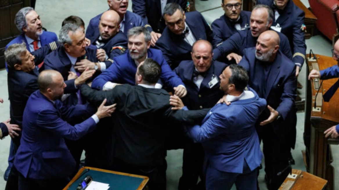Βουλευτές στην Ιταλία πιάστηκαν στα χέρια μετά από ψηφοφορία για συνταγματική μεταρρύθμιση
