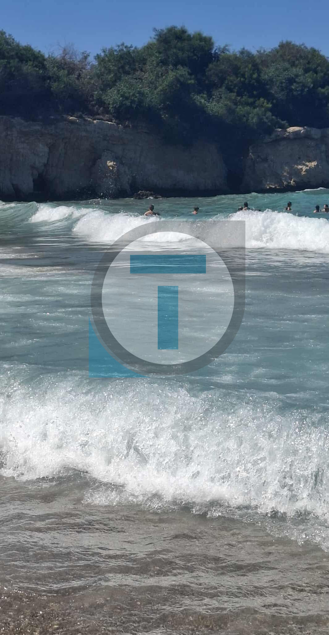 Τεράστια κύματα προκάλεσαν αναστάτωση σε παραλία του Πρωταρά – Καλούν τους λουόμενους να βγουν από τη θάλασσα
