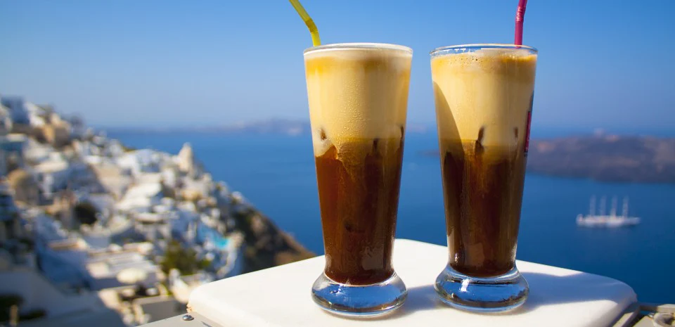 &Gamma;&nu;&omega;&sigma;&tau;ή &alpha;&lambda;&upsilon;&sigma;ί&delta;&alpha; &kappa;&alpha;&phi;έ, &pi;&omicron;&upsilon; ό&lambda;&omicron;&iota; &gamma;&nu;&omega;&rho;ί&zeta;&omicron;&upsilon;&mu;&epsilon; &sigma;&tau;&eta;&nu; &Kappa;ύ&pi;&rho;&omicron;, &epsilon;&pi;&epsilon;&kappa;&tau;&epsilon;ί&nu;&epsilon;&tau;&alpha;&iota; &kappa;&alpha;&iota; &sigma;&tau;&eta; &Gamma;&alpha;&lambda;&lambda;ί&alpha; - &Pi;&omicron;ύ &theta;&alpha; &beta;&rho;&epsilon;ί&tau;&epsilon; &tau;&omicron; &nu;έ&omicron; &tau;&eta;&sigmaf; &kappa;&alpha;&tau;ά&sigma;&tau;&eta;&mu;&alpha;