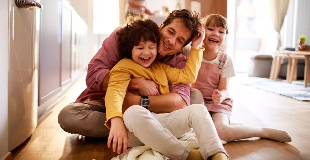 6 σημάδια ότι το παιδί μεγαλώνει σε ένα ευτυχισμένο σπίτι 6 σημάδια ότι το παιδί μεγαλώνει σε ένα ευτυχισμένο σπίτι