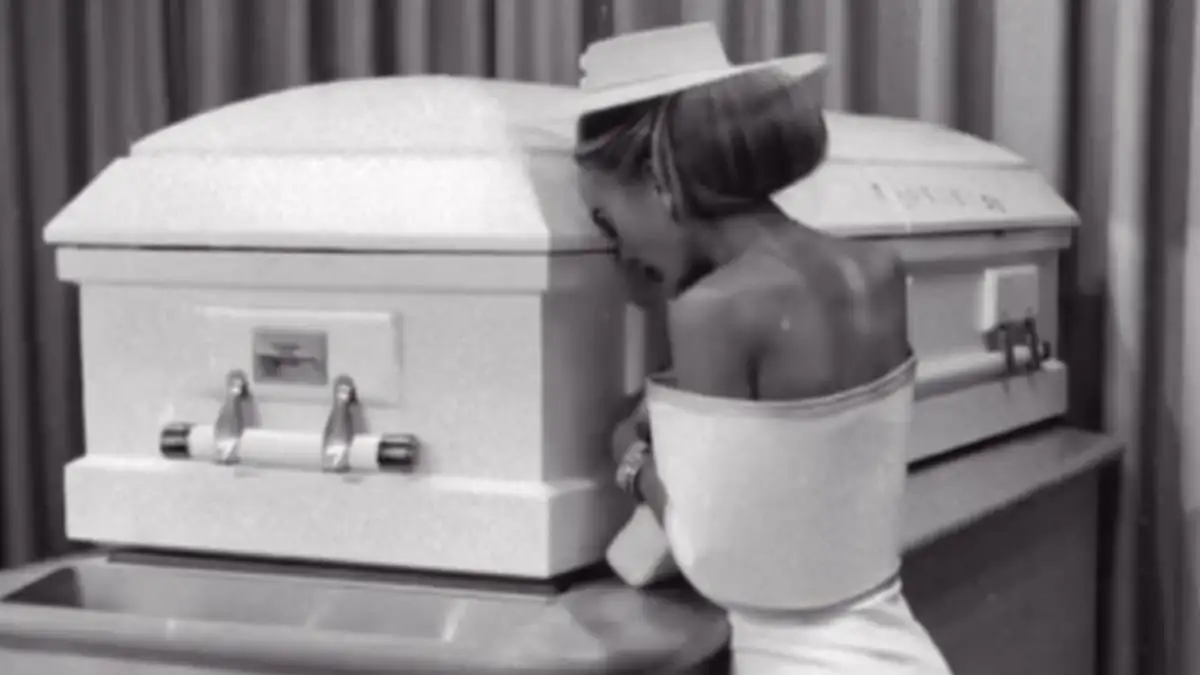 &Theta;ύ&epsilon;&lambda;&lambda;&alpha; &alpha;&nu;&tau;&iota;&delta;&rho;ά&sigma;&epsilon;&omega;&nu;: Influencer &pi;ό&zeta;&alpha;&rho;&epsilon; &sigma;&alpha;&nu; &mu;&omicron;&nu;&tau;έ&lambda;&omicron; &mu;&pi;&rho;&omicron;&sigma;&tau;ά &sigma;&tau;&omicron; &phi;έ&rho;&epsilon;&tau;&rho;&omicron; &tau;&eta;&sigmaf; &kappa;ό&rho;&eta;&sigmaf; &tau;&eta;&sigmaf; - &Delta;&epsilon;ί&tau;&epsilon; &phi;&omega;&tau;&omicron;&gamma;&rho;&alpha;&phi;ί&epsilon;&sigmaf;