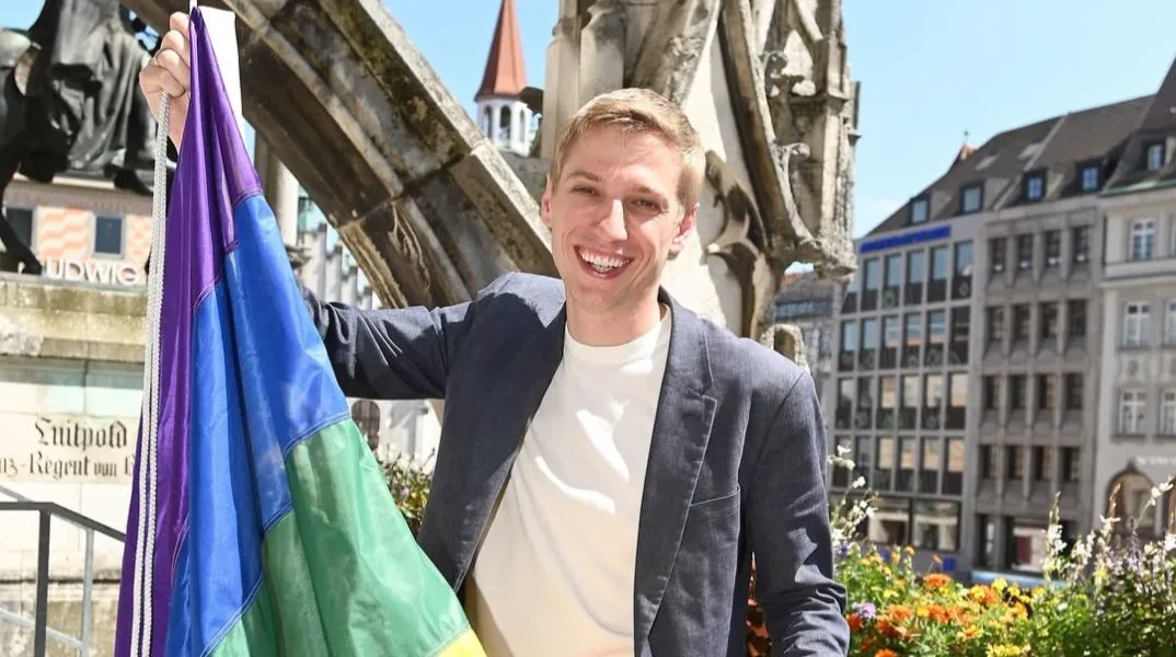 Ποιος είναι ο πρώτος ανοιχτά ομοφυλόφιλος δήμαρχος της πόλης που σάρωσε στις εκλογές