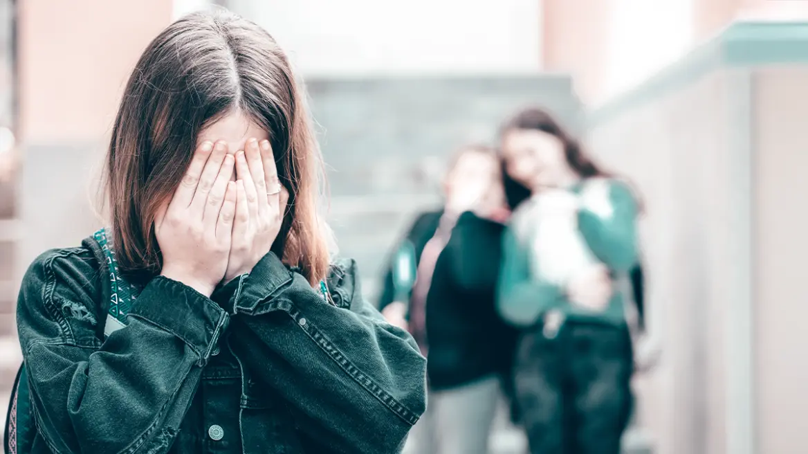H στιγμή της επίθεσης ανηλίκων σε 14χρονο έξω από σχολείο στον Ασπρόπυργο