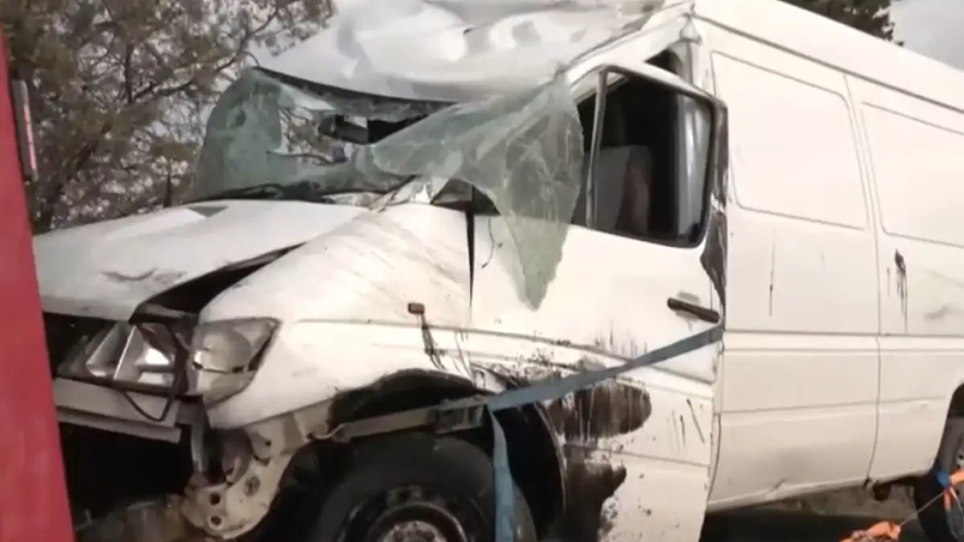 Φορτηγό πέρασε στο αντίθετο ρεύμα και «καρφώθηκε» σε αυτοκίνητο – Νεκρός 67χρονος οδηγός