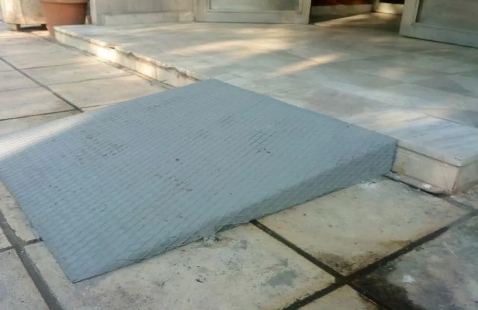 VIRAL: Δάσκαλος οδήγησης πάρκαρε πάνω σε ράμπα ΑμεΑ - Το θεϊκό σημείωμα που του άφησε μαθητής του