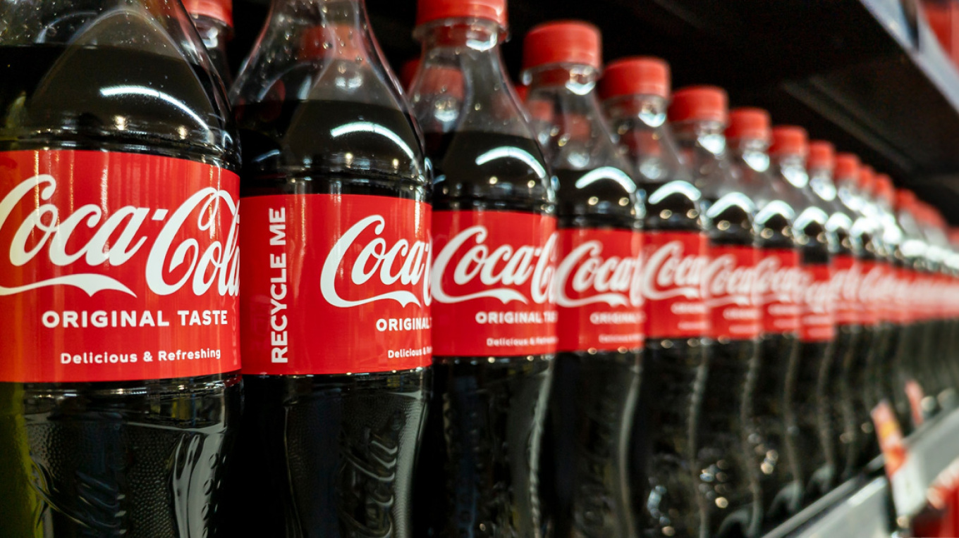 Η Coca Cola λανσάρει έκδοση με ζάχαρη από ζαχαροκάλαμο, διαμαρτύρονται οι παραγωγοί καλαμποκιού Η Coca Cola λανσάρει έκδοση με ζάχαρη από ζαχαροκάλαμο, διαμαρτύρονται οι παραγωγοί καλαμποκιού