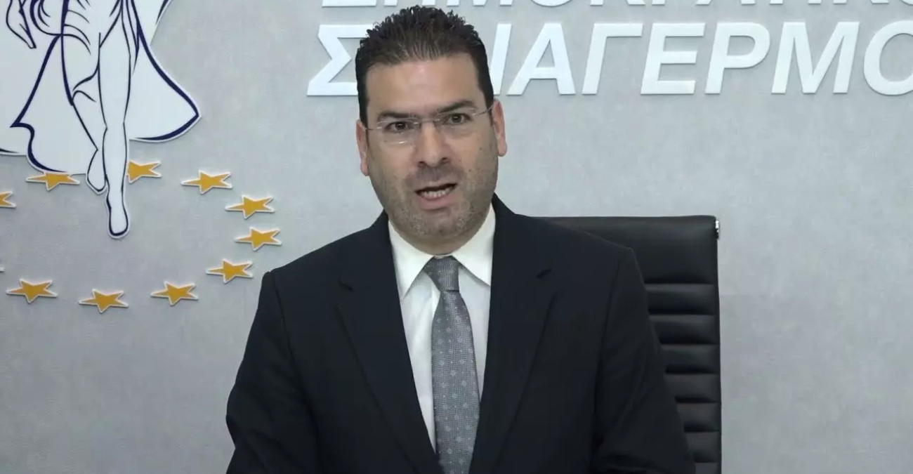 Αρνείται το κολάζ και ξεσπά ο Δίπλαρος: «Ντροπή και αίσχος … δεν είναι τέχνη, είναι εμετός»