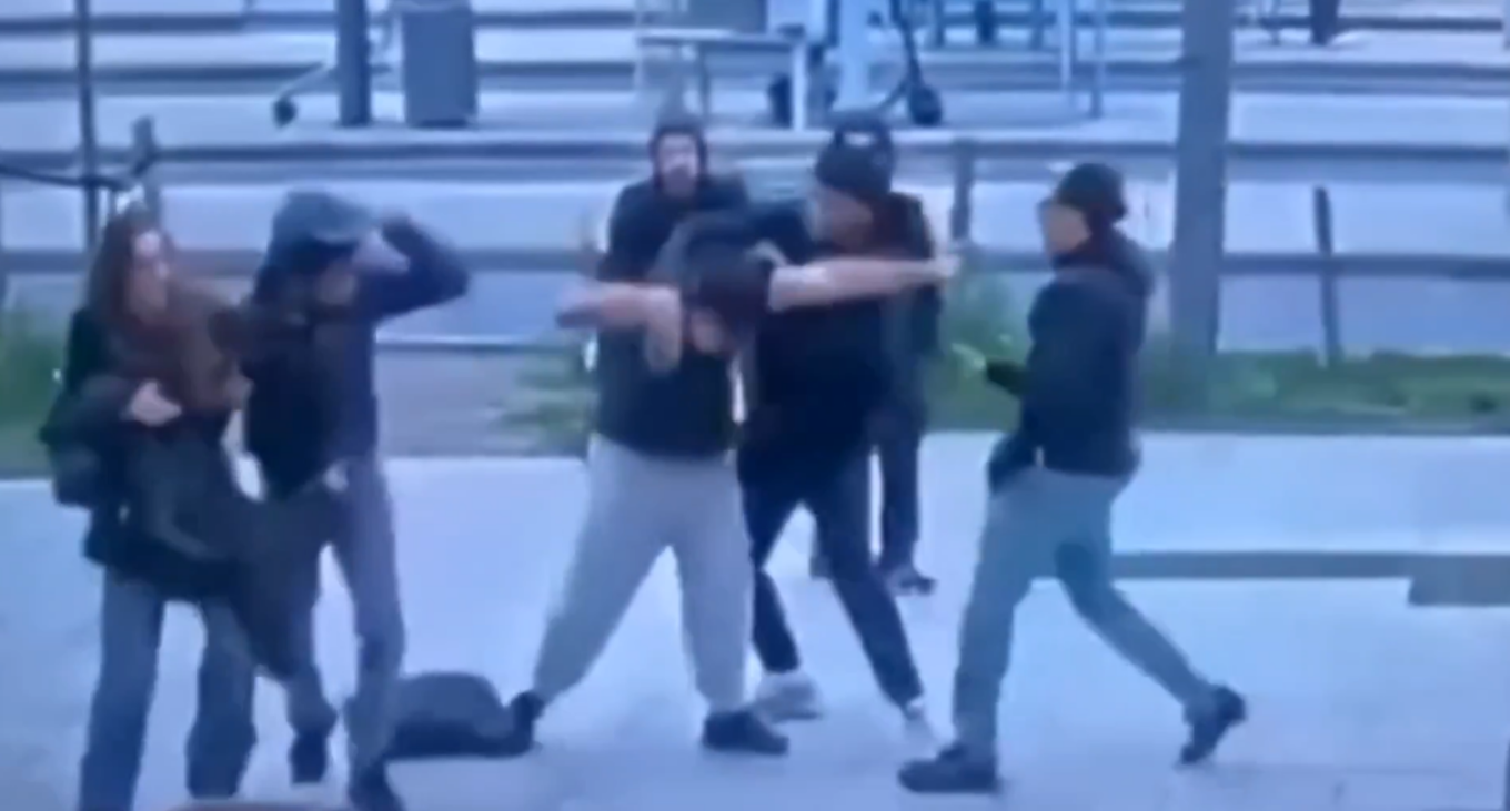 Video: Ά&gamma;&rho;&iota;&omicron;&sigmaf; &xi;&upsilon;&lambda;&omicron;&delta;&alpha;&rho;&mu;ό&sigmaf; &nu;&epsilon;&alpha;&rho;&omicron;ύ έ&xi;&omega; &alpha;&pi;ό &sigma;&tau;&alpha;&theta;&mu;ό &tau;&rho;έ&nu;&omicron;&upsilon;: &Tau;&omicron;&nu; ά&phi;&eta;&sigma;&alpha;&nu; &alpha;&nu;&alpha;ί&sigma;&theta;&eta;&tau;&omicron; &epsilon;&pi;&epsilon;&iota;&delta;ή &upsilon;&pi;&epsilon;&rho;&alpha;&sigma;&pi;ί&sigma;&tau;&eta;&kappa;&epsilon; &mu;&iota;&alpha; &kappa;&omicron;&pi;έ&lambda;&alpha;