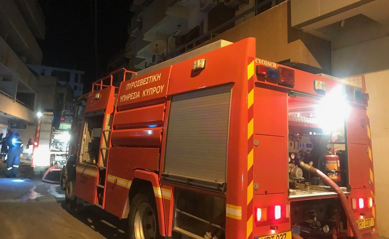 Στάχτη τέσσερα αυτοκίνητα και παράγκα