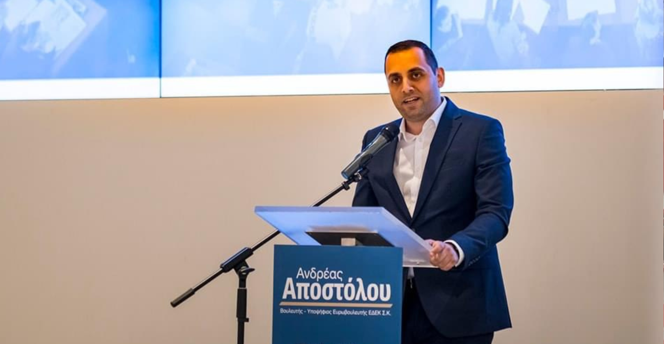 «Διαστρεβλώνει την αλήθεια – να παραδώσει την έδρα»