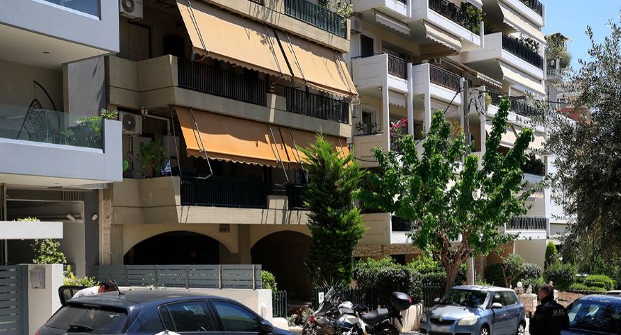 Έγκλημα στη Νέα Σμύρνη: «Με μαχαίρωσε ο πατέρας μου»