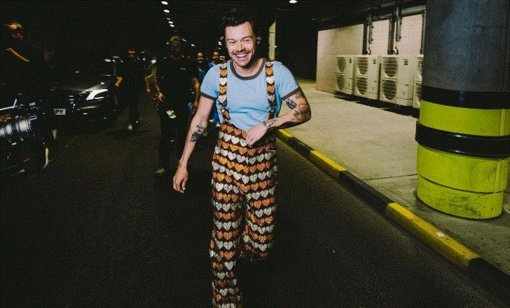 &Chi;ά&rho;&iota; &Sigma;&tau;ά&iota;&lambda;&sigmaf;: Έ&sigma;&pi;&alpha;&sigma;&epsilon; &tau;&eta; &sigma;&iota;&omega;&pi;ή &tau;&omicron;&upsilon; &mu;&epsilon;&tau;ά &alpha;&pi;ό &delta;ύ&omicron; &chi;&rho;ό&nu;&iota;&alpha; - &Epsilon;&tau;&omicron;&iota;&mu;ά&zeta;&epsilon;&tau;&alpha;&iota; &nu;&alpha; &epsilon;&pi;&iota;&sigma;&tau;&rho;έ&psi;&epsilon;&iota; &mu;&omicron;&upsilon;&sigma;&iota;&kappa;ά;