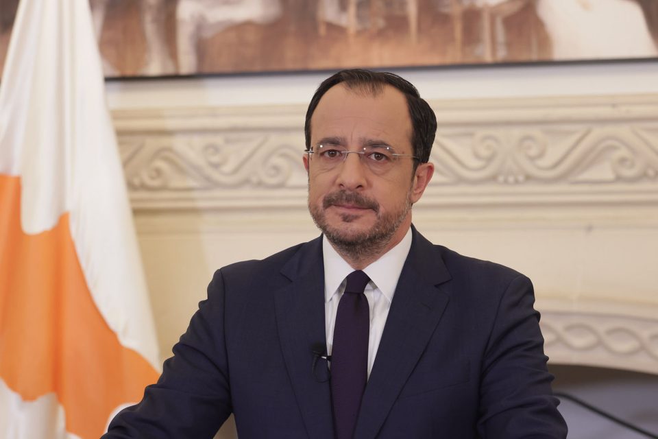 &Pi;&rho;ό&epsilon;&delta;&rho;&omicron;&sigmaf; &Delta;&eta;&mu;&omicron;&kappa;&rho;&alpha;&tau;ί&alpha;&sigmaf;: &Alpha;&pi;ό &tau;&eta;&nu; &pi;&rho;ώ&tau;&eta; &sigma;&tau;&iota;&gamma;&mu;ή &eta; &Pi;&omicron;&lambda;&iota;&tau;&epsilon;ί&alpha; &sigma;&tau;ά&theta;&eta;&kappa;&epsilon; &delta;ί&pi;&lambda;&alpha; &sigma;&tau;&omicron;&upsilon;&sigmaf; &pi;&lambda;&eta;&gamma;έ&nu;&tau;&epsilon;&sigmaf; &alpha;&pi;ό &tau;&iota;&sigmaf; &pi;&upsilon;&rho;&kappa;&alpha;&gamma;&iota;έ&sigmaf; &sigma;&tau;&eta;&nu; &omicron;&rho;&epsilon;&iota;&nu;ή &Lambda;&epsilon;&mu;&epsilon;&sigma;&omicron;ύ