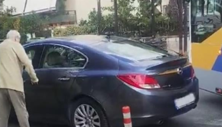Και τι δεν έκανε ηλικιωμένος οδηγός… Πάρκαρε παράνομα, έκλεισε λεωφορείο και έγινε… viral