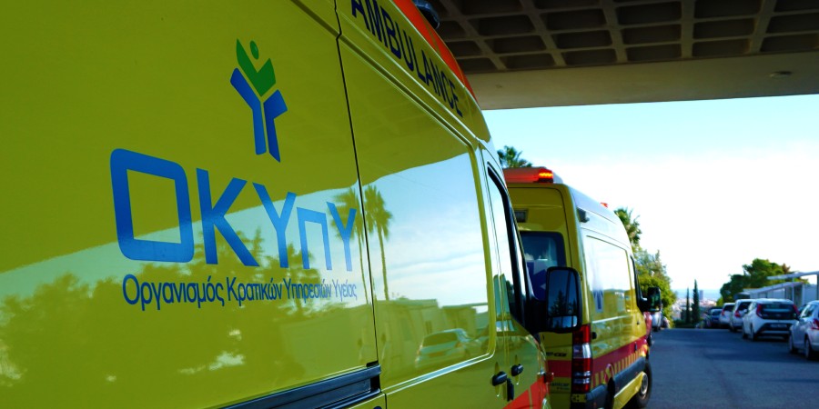 Μεταφέρθηκε στο Μακάρειο – Το όχημα ανατράπηκε σε ελαιώνα – Δείτε φωτογραφία