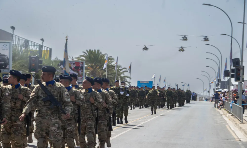 LIVE – Στρατιωτική παρέλαση 1ης Οκτωβρίου: Έναρξη με 21 κανονιοβολισμούς