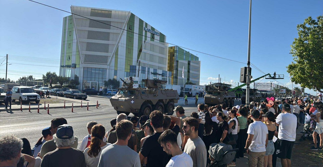 Στρατιωτική παρέλαση 1ης Οκτωβρίου: Έναρξη με 21 κανονιοβολισμούς – Συμμετοχή μηχανοκίνητων, πεζοπόρων τμημάτων και πτητικών μέσων