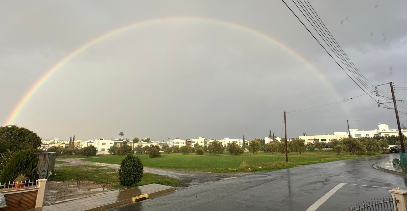 &Mu;&alpha;&gamma;&iota;&kappa;ή &sigma;&tau;&iota;&gamma;&mu;ή &sigma;&tau;&eta; &Lambda;&epsilon;&upsilon;&kappa;&omega;&sigma;ί&alpha;: &Delta;&iota;&pi;&lambda;ό &omicron;&upsilon;&rho;ά&nu;&iota;&omicron; &tau;ό&xi;&omicron; &epsilon;&mu;&phi;&alpha;&nu;ί&sigma;&tau;&eta;&kappa;&epsilon; &sigma;&tau;&eta;&nu; &Alpha;&gamma;&lambda;&alpha;&nu;&tau;&zeta;&iota;ά - &Delta;&epsilon;ί&tau;&epsilon; &phi;&omega;&tau;&omicron;&gamma;&rho;&alpha;&phi;ί&epsilon;&sigmaf; &kappa;&alpha;&iota; &beta;ί&nu;&tau;&epsilon;&omicron;