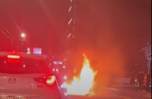 Τοποθέτησαν ξύλα μέσα σε πολυσύχναστο δρόμο και τους έβαλαν φωτιά – Δείτε βίντεο