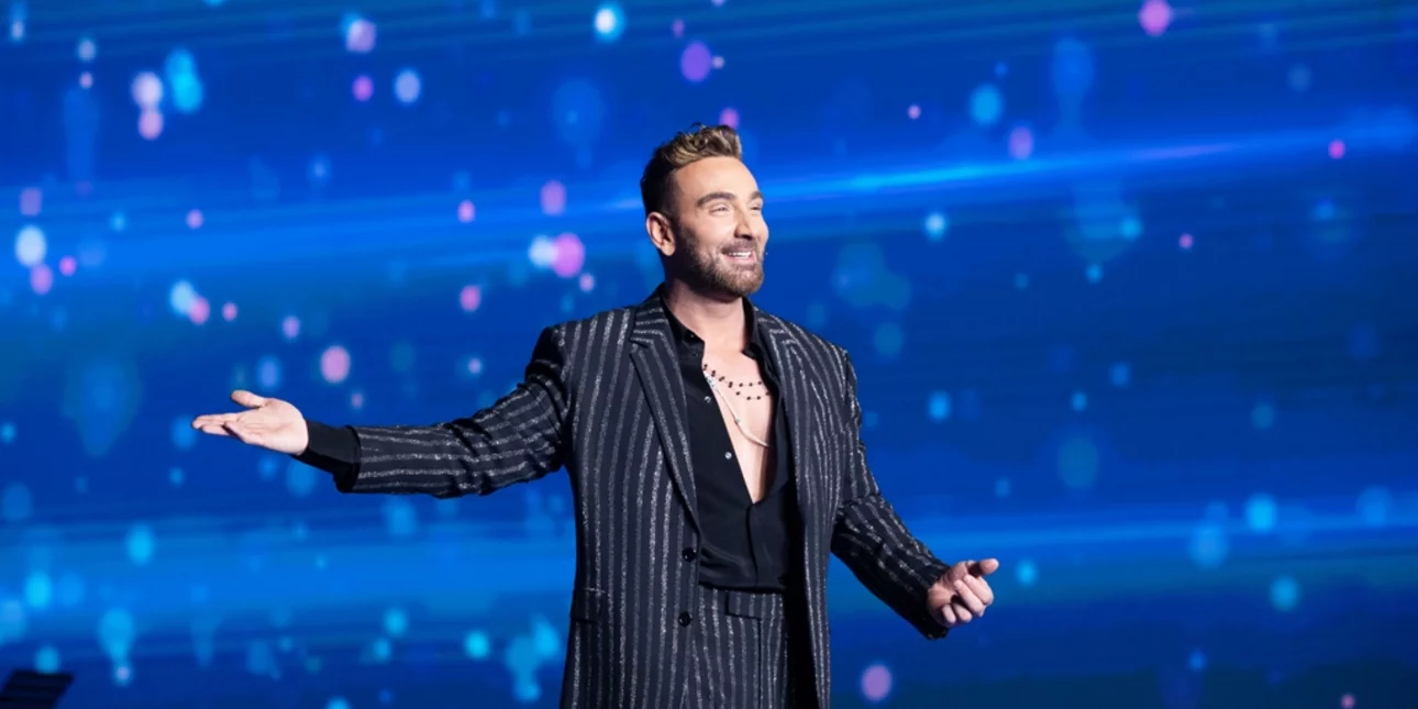 J2US: &Alpha;&upsilon;&tau;ά &epsilon;ί&nu;&alpha;&iota; &tau;&alpha; &pi;&rho;ώ&tau;&alpha; 4 &zeta;&epsilon;&upsilon;&gamma;ά&rho;&iota;&alpha; &pi;&omicron;&upsilon; &theta;&alpha; &tau;&rho;&alpha;&gamma;&omicron;&upsilon;&delta;ή&sigma;&omicron;&upsilon;&nu; &sigma;&tau;&omicron; &tau;&eta;&lambda;&epsilon;&omicron;&pi;&tau;&iota;&kappa;ό show - &Eta; &mu;&epsilon;&gamma;ά&lambda;&eta; έ&kappa;&pi;&lambda;&eta;&xi;&eta;