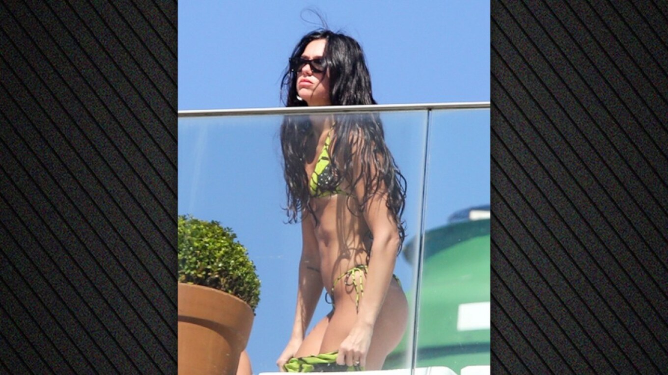 Η Ντούα Λίπα με μικροσκοπικό μπικίνι στο Ρίο ντε Τζανέιρο