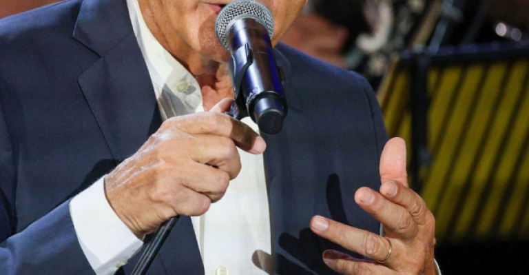 &Kappa;ύ&pi;&rho;&iota;&omicron;&sigmaf; &tau;&rho;&alpha;&gamma;&omicron;&upsilon;&delta;&iota;&sigma;&tau;ή&sigmaf; &epsilon;&xi;&omicron;&mu;&omicron;&lambda;&omicron;&gamma;&epsilon;ί&tau;&alpha;&iota;: &laquo;&Chi;&omega;&rho;ί&sigmaf; &tau;&eta; &gamma;&upsilon;&nu;&alpha;ί&kappa;&alpha; &mu;&omicron;&upsilon; &theta;&alpha; ή&mu;&omicron;&upsilon;&nu; &sigma;&chi;&epsilon;&delta;ό&nu; έ&nu;&alpha; &tau;ί&pi;&omicron;&tau;&alpha;, ή&mu;&omicron;&upsilon;&nu; έ&nu;&alpha; &chi;&alpha;&mu;ί&nu;&iota; &tau;&omicron;&upsilon; &delta;&rho;ό&mu;&omicron;&upsilon;&raquo;