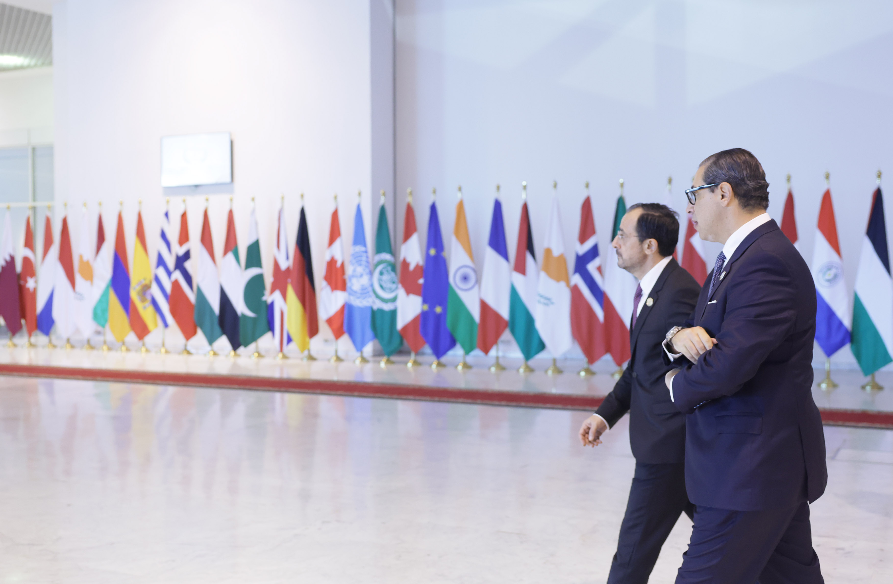 Η θερμή χειραψία Τραμπ και Χριστοδουλίδη στη Σύνοδο για τη συμφωνία ειρήνης Ισραήλ – Χαμάς – Δείτε φωτογραφία