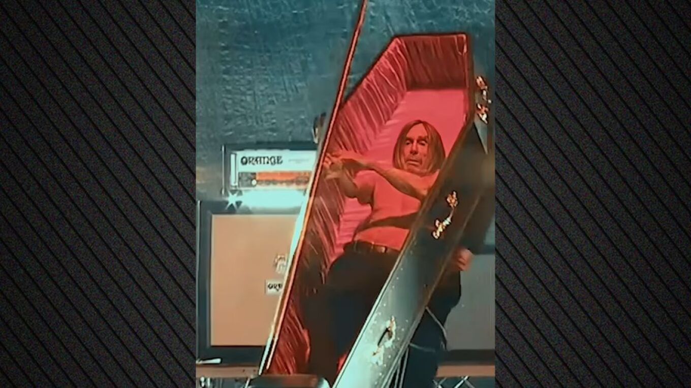 Ο Iggy Pop αποχώρησε από τη σκηνή σε συναυλία του… μέσα σε φέρετρο