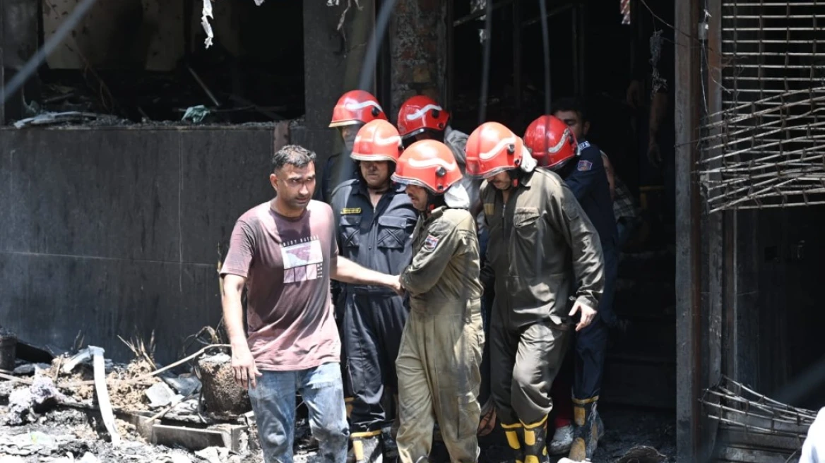 &Tau;&rho;&alpha;&gamma;&omega;&delta;ί&alpha; &sigma;&tau;&omicron; &Nu;έ&omicron; &Delta;&epsilon;&lambda;&chi;ί &mu;&epsilon;&tau;ά &alpha;&pi;ό &phi;&omega;&tau;&iota;ά &sigma;&epsilon; &xi;&epsilon;&nu;&omicron;&delta;&omicron;&chi;&epsilon;ί&omicron;: &Tau;&omicron;&upsilon;&lambda;ά&chi;&iota;&sigma;&tau;&omicron;&nu; 21 &nu;&epsilon;&kappa;&rho;&omicron;ί, &pi;&eta;&delta;&omicron;ύ&sigma;&alpha;&nu; &alpha;&pi;ό &omicron;&rho;ό&phi;&omicron;&upsilon;&sigmaf; &gamma;&iota;&alpha; &nu;&alpha; &sigma;&omega;&theta;&omicron;ύ&nu; - &Delta;&epsilon;ί&tau;&epsilon; &beta;ί&nu;&tau;&epsilon;&omicron;