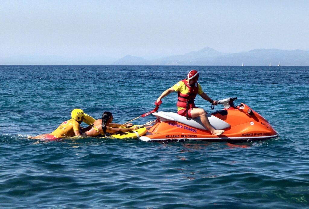 Nαυαγοσώστης έσωσε 4χρονο αγόρι από πνιγμό σε παραλία της Χαλκιδικής – Συνελήφθη ο πατέρας του