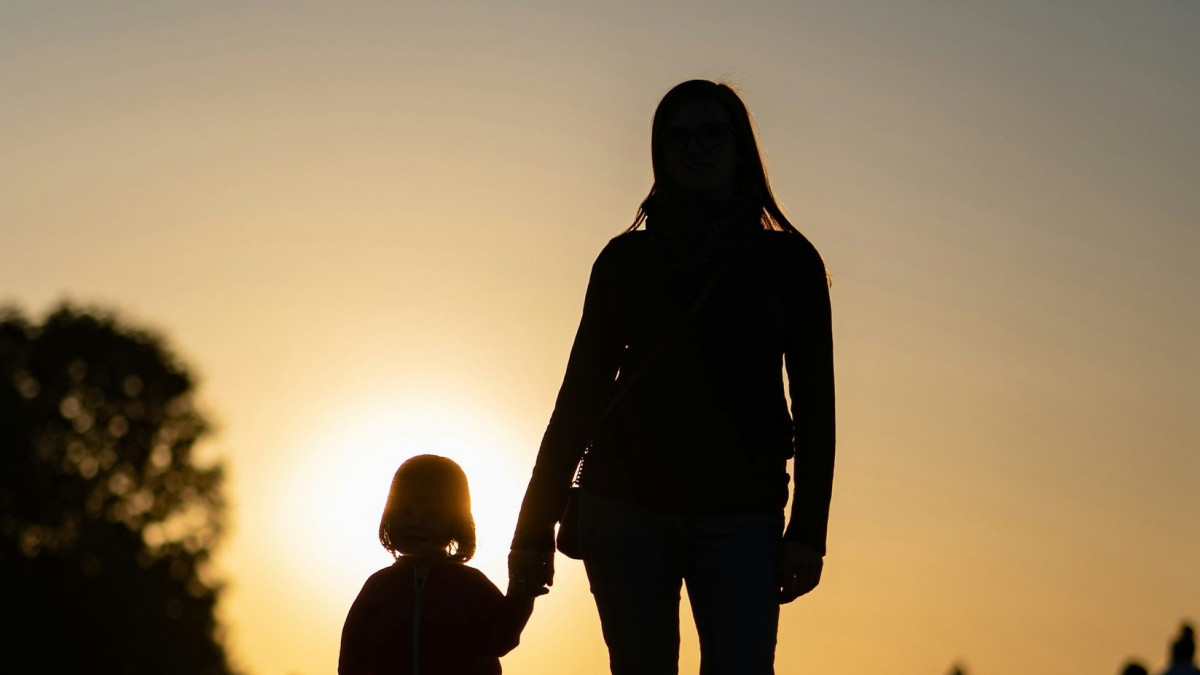 Βίντεο που «ραγίζει» καρδιές: 27χρονη μάνα θα μείνει στο δρόμο με τα δύο της παιδιά