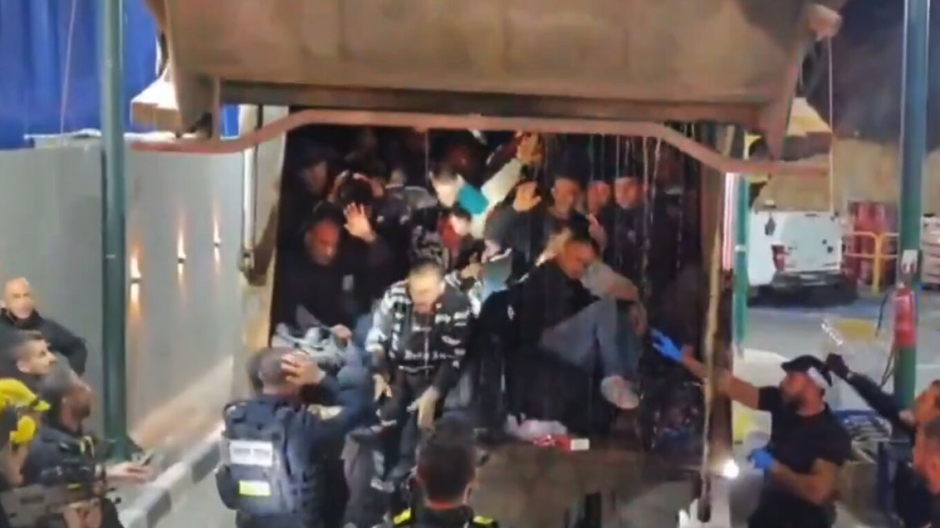 Απίστευτο βίντεο από το Ισραήλ: Προσπάθησαν να περάσουν 68 Παλαιστίνιους κρυμμένους σε... απορριμματοφόρο!