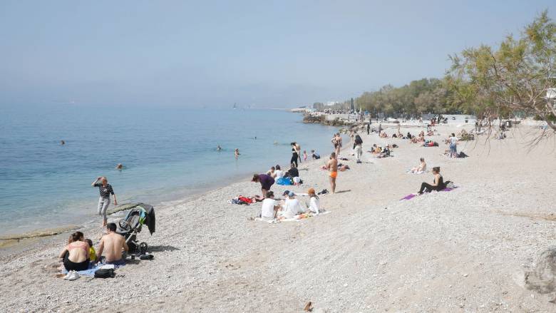 Καιρός: Κυριακή για παραλία, αλλά με… φίλτρο σκόνης