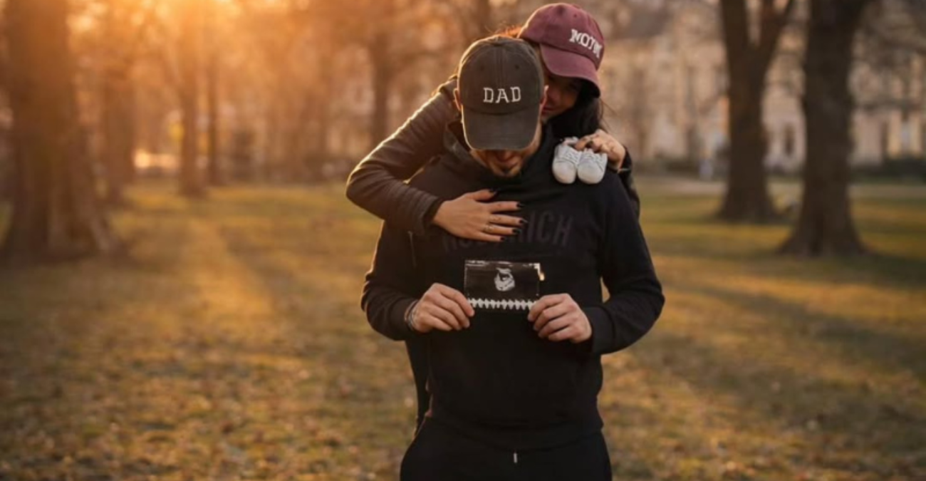 Baby news! &Gamma;&nu;&omega;&sigma;&tau;ή &Kappa;ύ&pi;&rho;&iota;&alpha; &tau;&rho;&alpha;&gamma;&omicron;&upsilon;&delta;ί&sigma;&tau;&rho;&iota;&alpha; &alpha;&nu;&alpha;&kappa;&omicron;ί&nu;&omega;&sigma;&epsilon; ό&tau;&iota; &pi;&epsilon;&rho;&iota;&mu;έ&nu;&epsilon;&iota; &tau;&omicron; &pi;&rho;ώ&tau;&omicron; &tau;&eta;&sigmaf; &pi;&alpha;&iota;&delta;ί